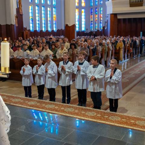 Nowi ministranci i powiększenie asysty